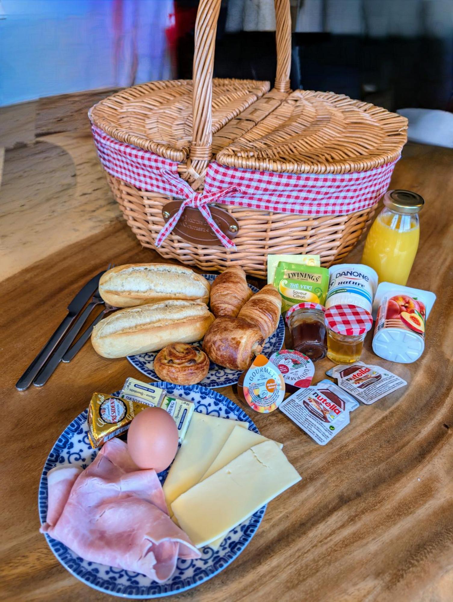 A Fleur De Couette Hotel Auvelais Bagian luar foto