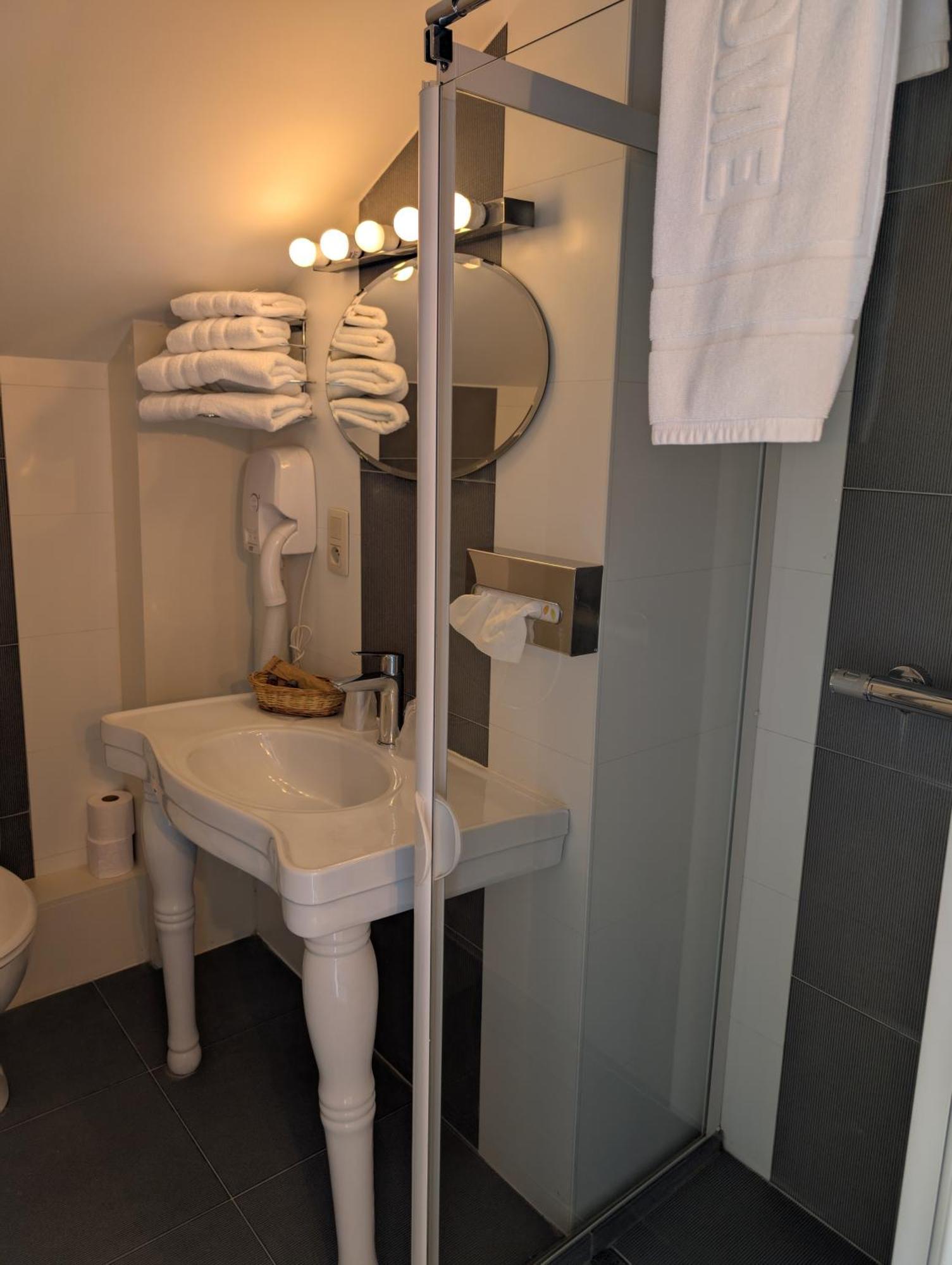 A Fleur De Couette Hotel Auvelais Bagian luar foto