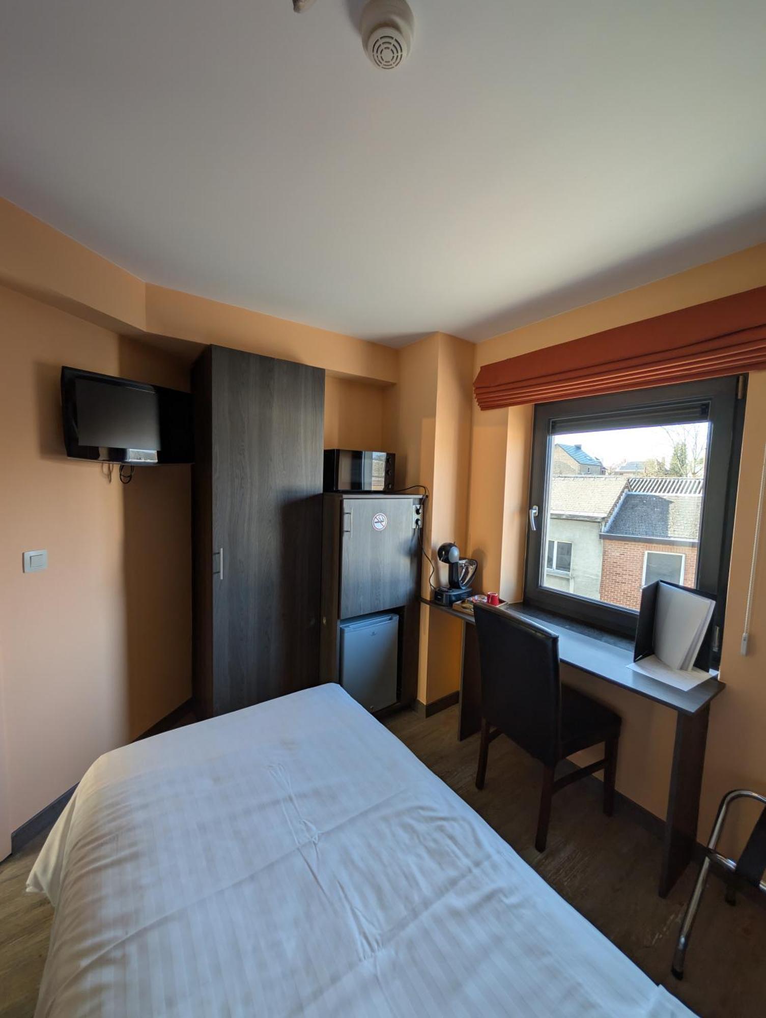 A Fleur De Couette Hotel Auvelais Bagian luar foto
