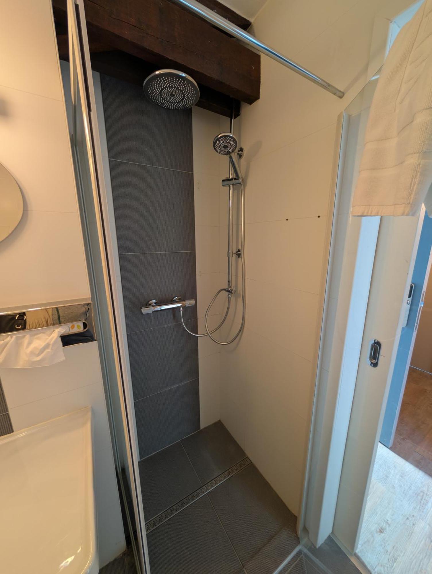 A Fleur De Couette Hotel Auvelais Bagian luar foto